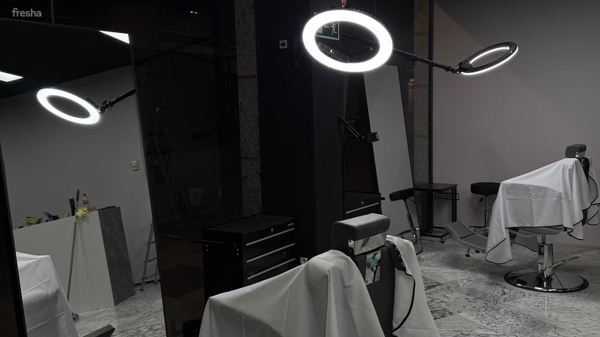 Interior de Gentleman Barber Studios con silla de barbería